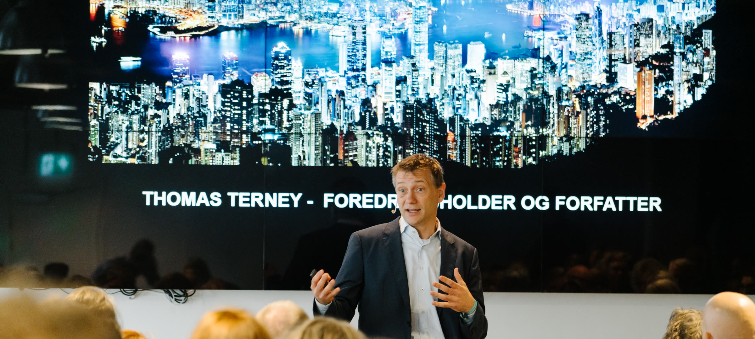 Thomas Terney på scenen foran en fuld sal med et oplæg om kunstig intelligens